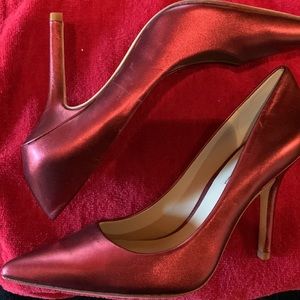 Charles David red metallic pump